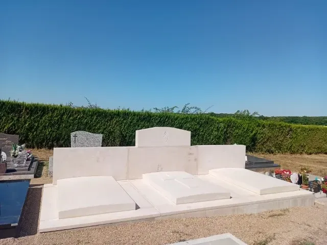 monument triples blanc